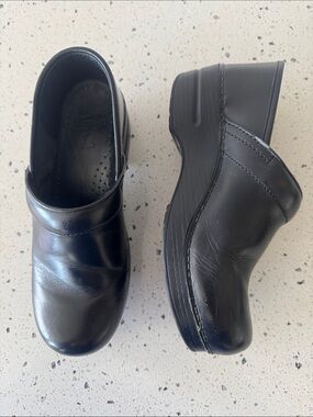 Dansko Black Leather Slip-On Clogs Mules Casual Professional Shoes Size EU39 GUC
